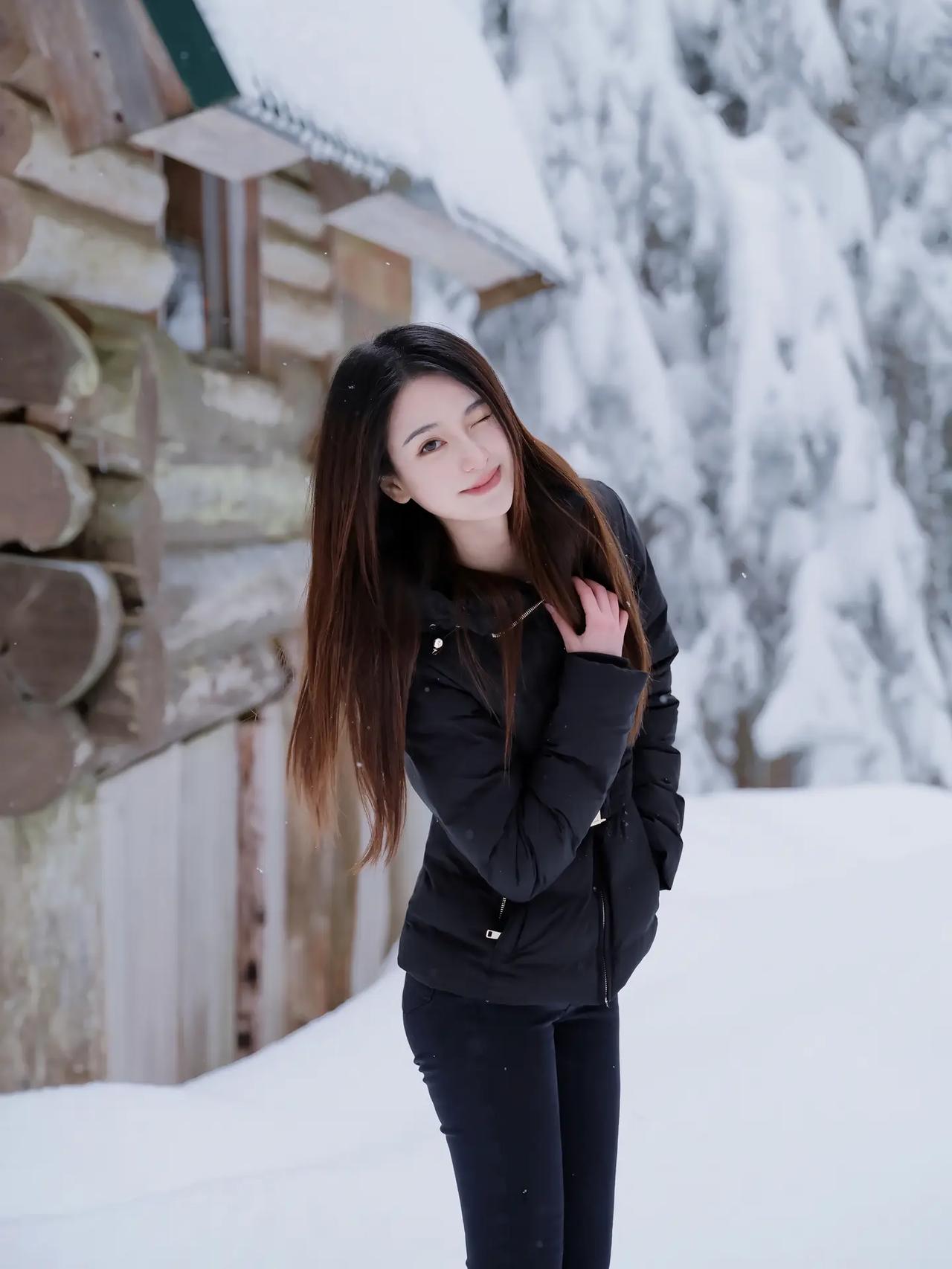 冬日暖阳下，雪地里的甜美笑容