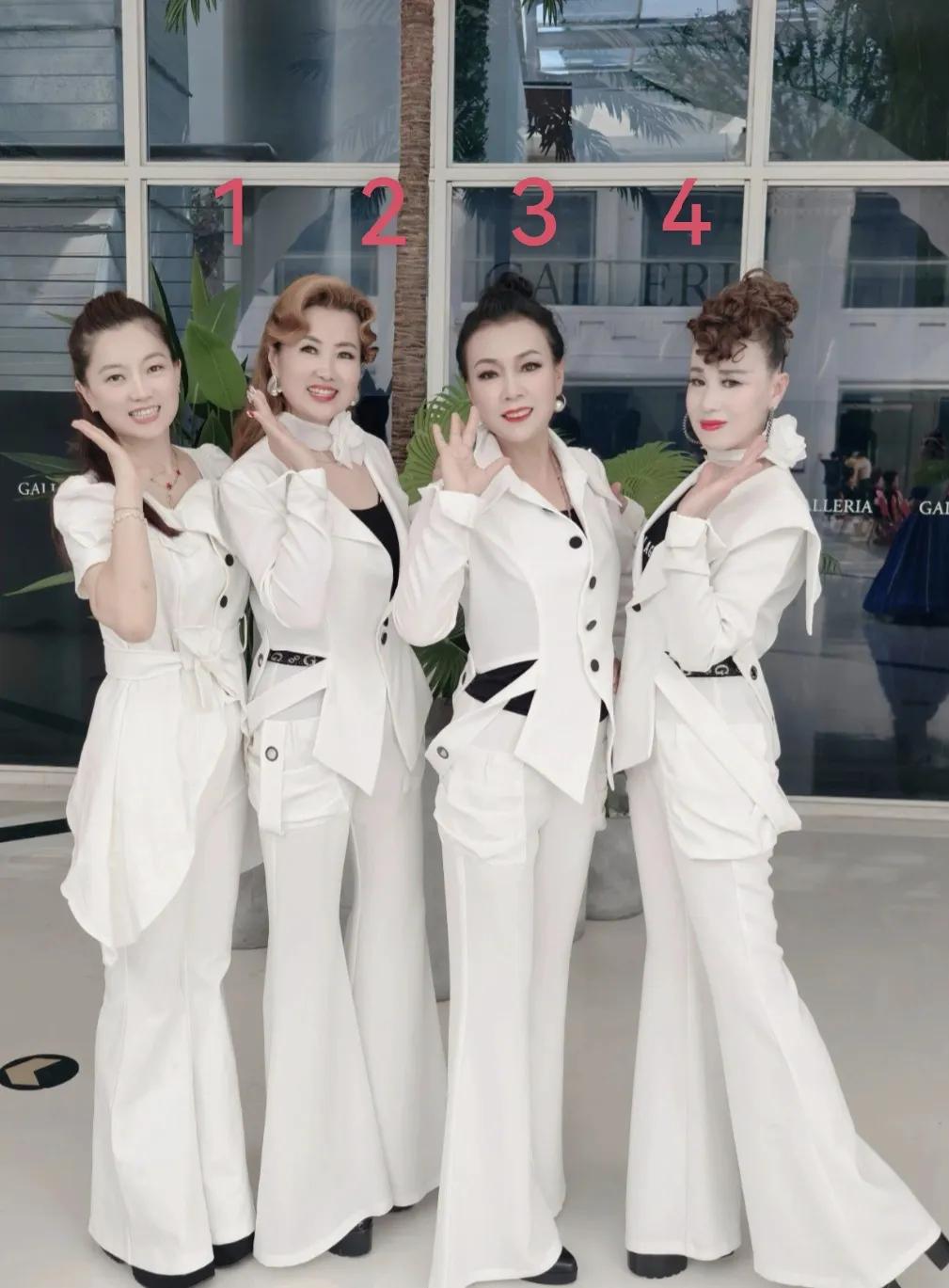 四位阿姨一身全套白色穿搭往这儿一站，气场直接拉满，状态真的太亮眼了。统一的白色喇