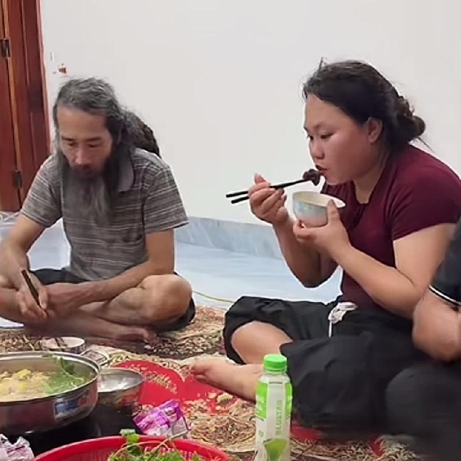 小松在省城安沛建民宿，明天就要开工，人员已经到齐，大师傅也来了，这令小松很高兴。