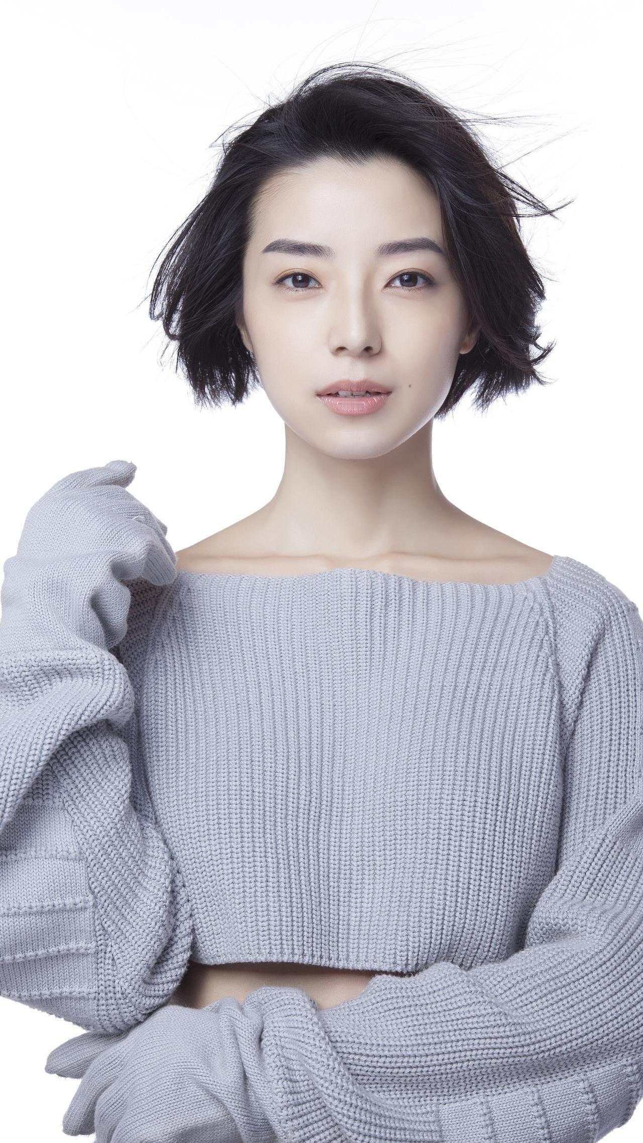 周颖，1984年生于上海，内地女演员 。2007年参加新加坡选秀出道，签约新传媒