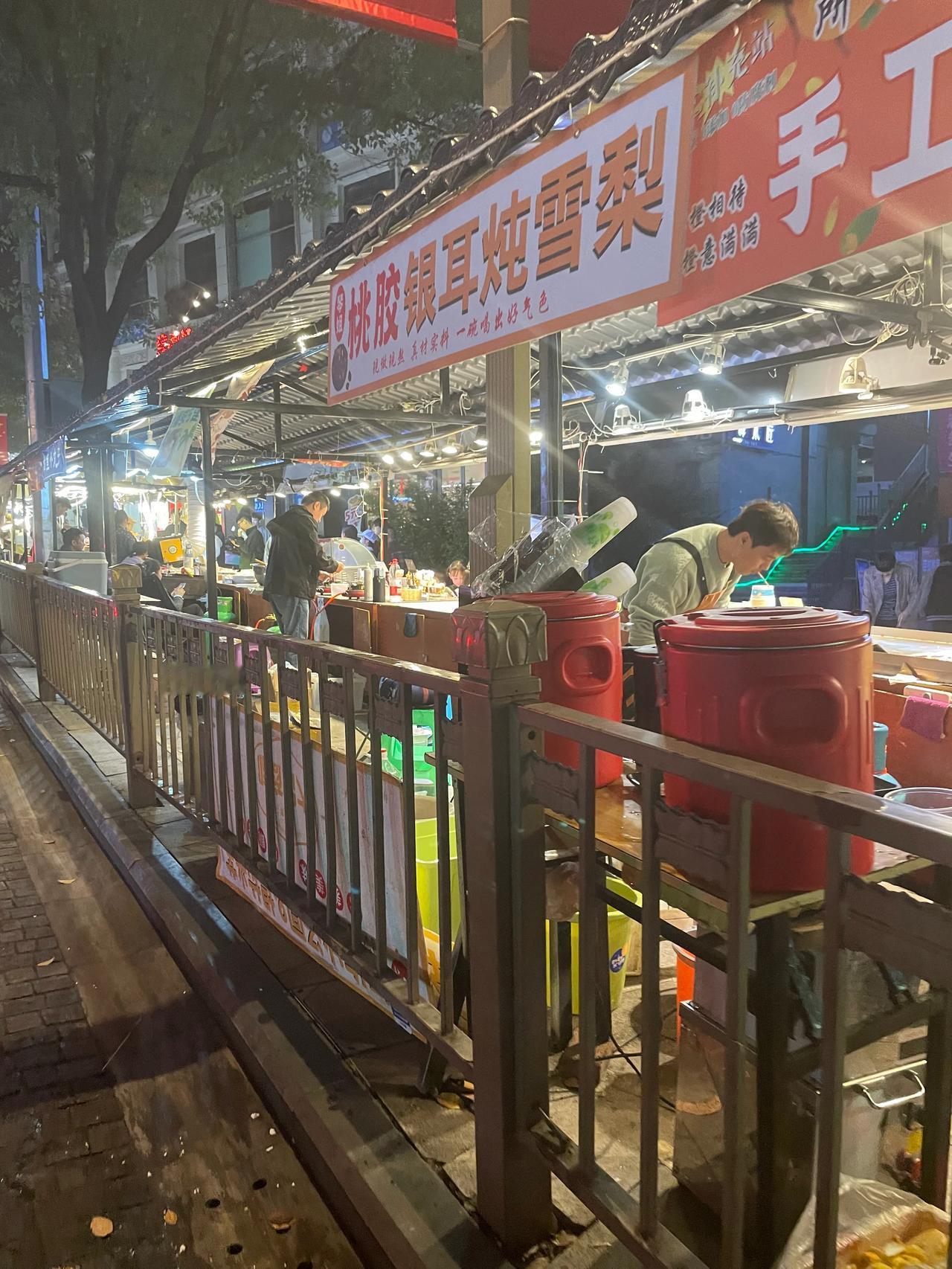 夜市印象
        ——南木子
夜市印象一条街，
好吃好喝亦好玩。
只是路