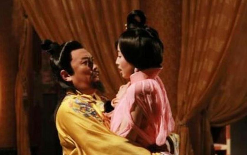嘉靖帝喝醉了酒，召幸 13 岁宫女尚氏。二人玩乐尽兴之时，尚氏在帐中点燃烟火，火