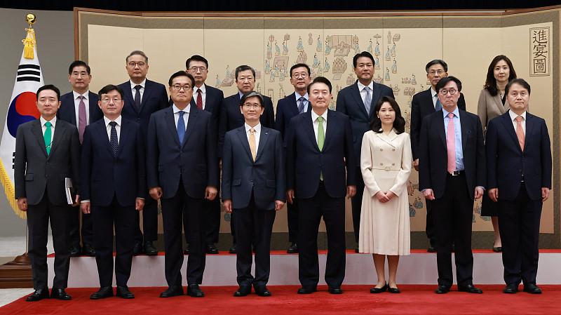 之前追过好几轮韩国政坛的新闻，发现他们的权力框架看着是三权分立，实际运行起来拧巴