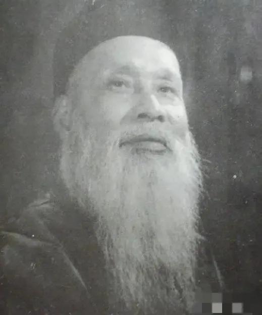 1921年上海，美国人摆擂叫嚣中国无人，号称“千斤神力王”的王子平一脚踹飞洋人，