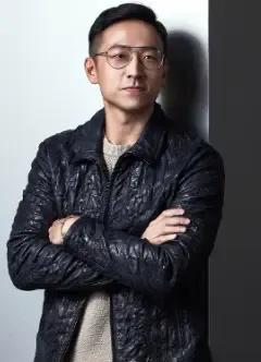 吴千语和施伯雄的婚礼是一场非常低调的私人仪式。据悉，他们选择了一个私密的场地，只