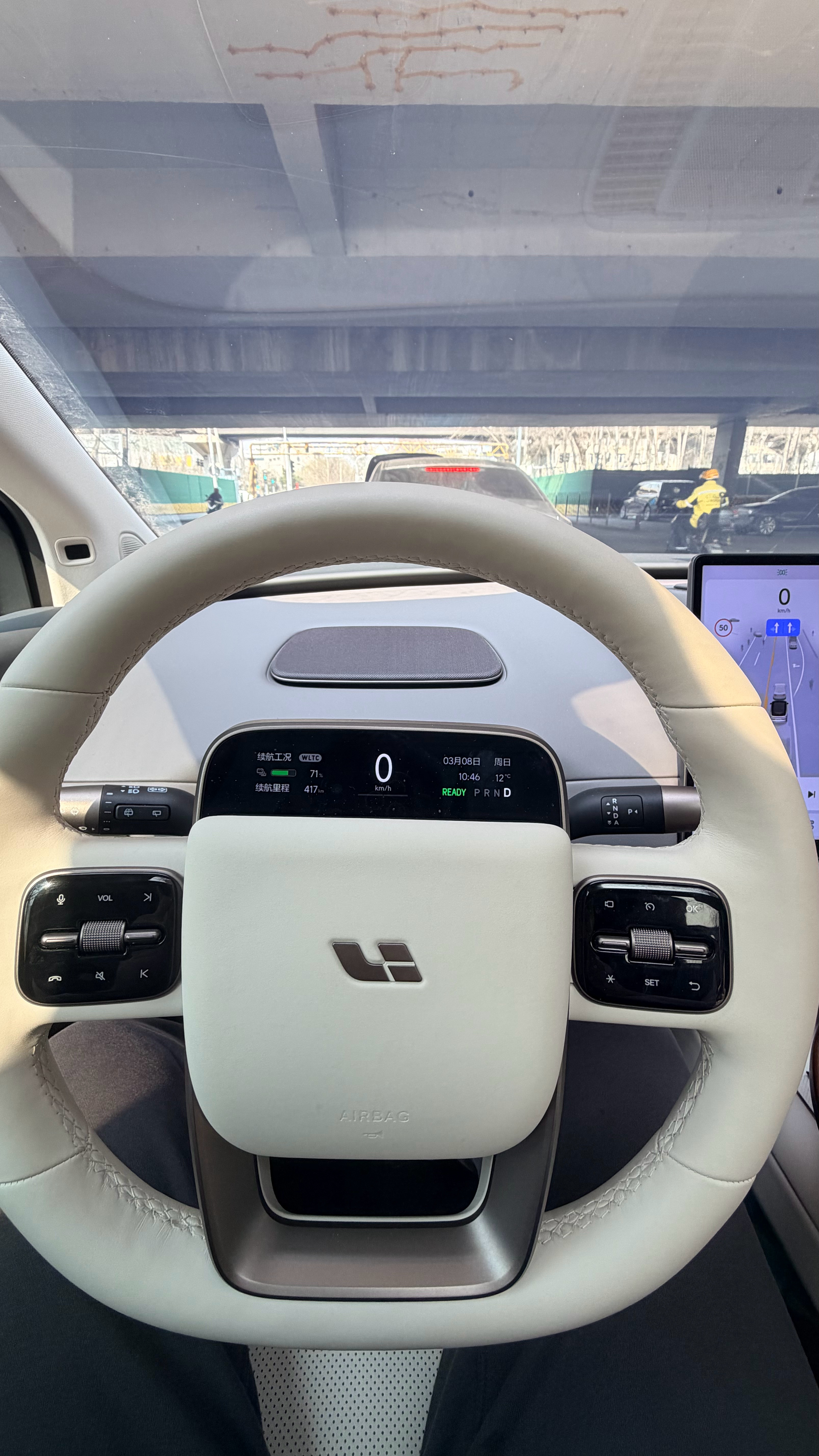 开了台新车后，突然觉得 i8好软人的感觉会在对比中加强～ 