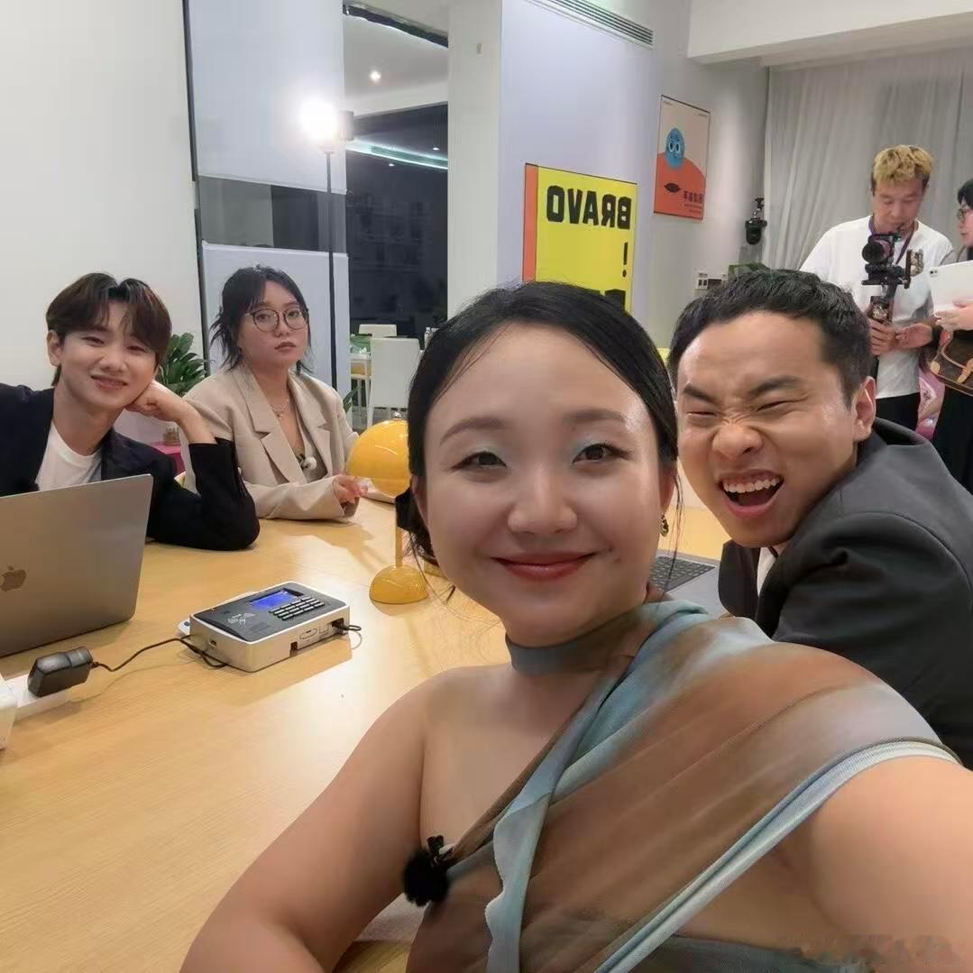 💫李嘉琦徐志胜李雪琴大片李嘉琦徐志胜李雪琴桃花坞大片桃花坞三好友时尚同框来袭，