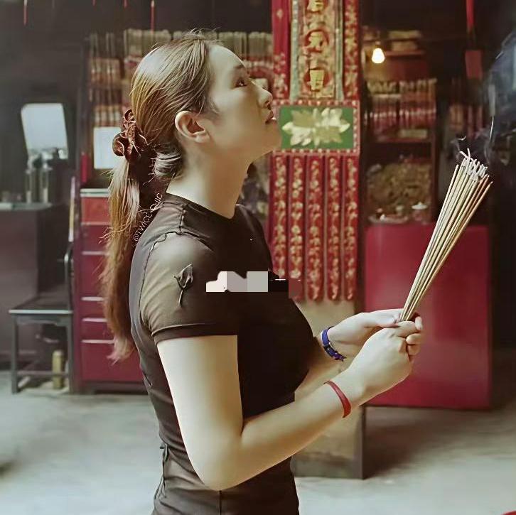 1999年的巩俐，烧香拜佛，“虎背熊腰”，但流露出一种健康之美，依然好看；202