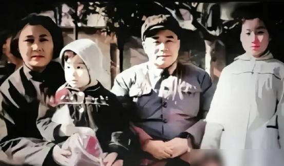 王近山落难后，小20岁保姆提着行李跟了他5年。1964年，王近山将军和妻子韩岫岩