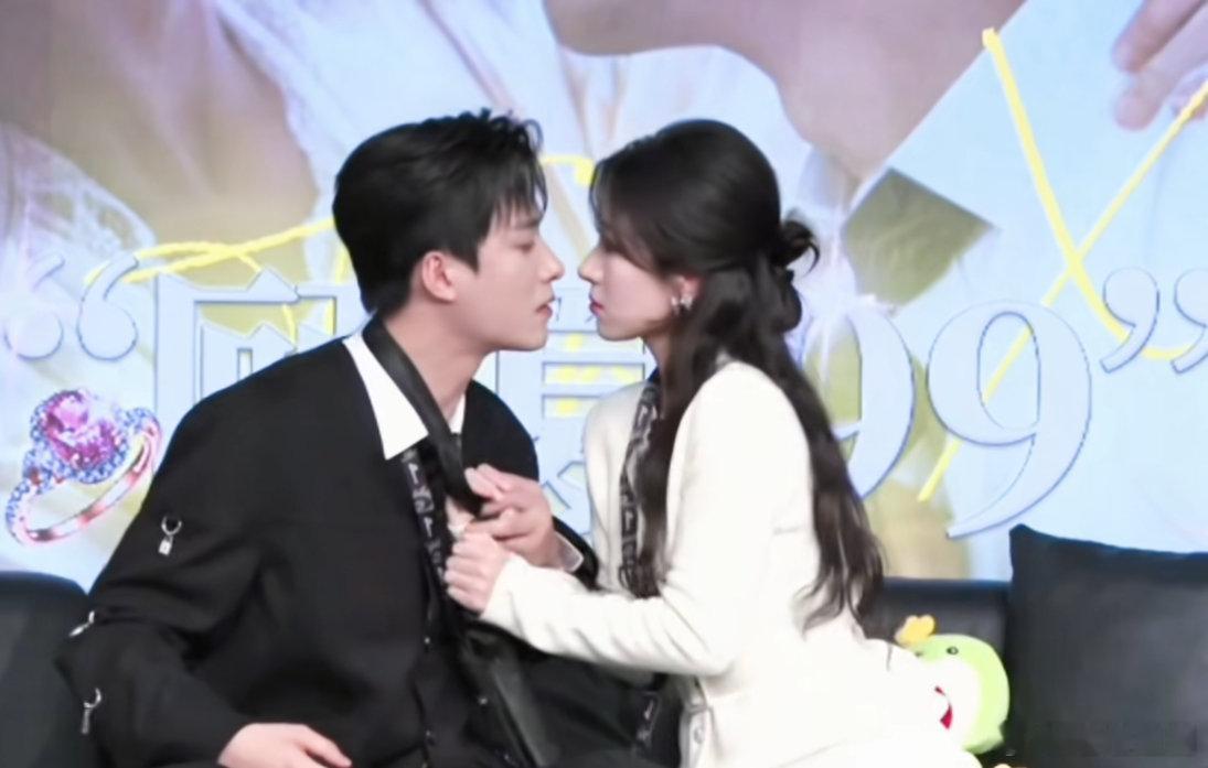 方夏答谢宴追剧团吃太好了 真的会酸！方夏追剧团答谢宴直接开涮火锅，还有蛋糕甜品，