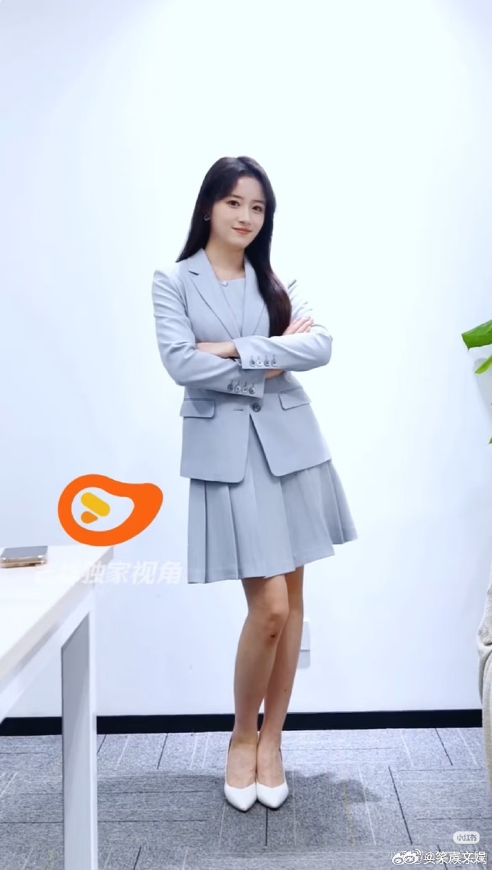 庞铮出现在了芒果直播间里疑似庞铮签约芒果 从艺考佼佼者到直播救父，如今疑似签约芒