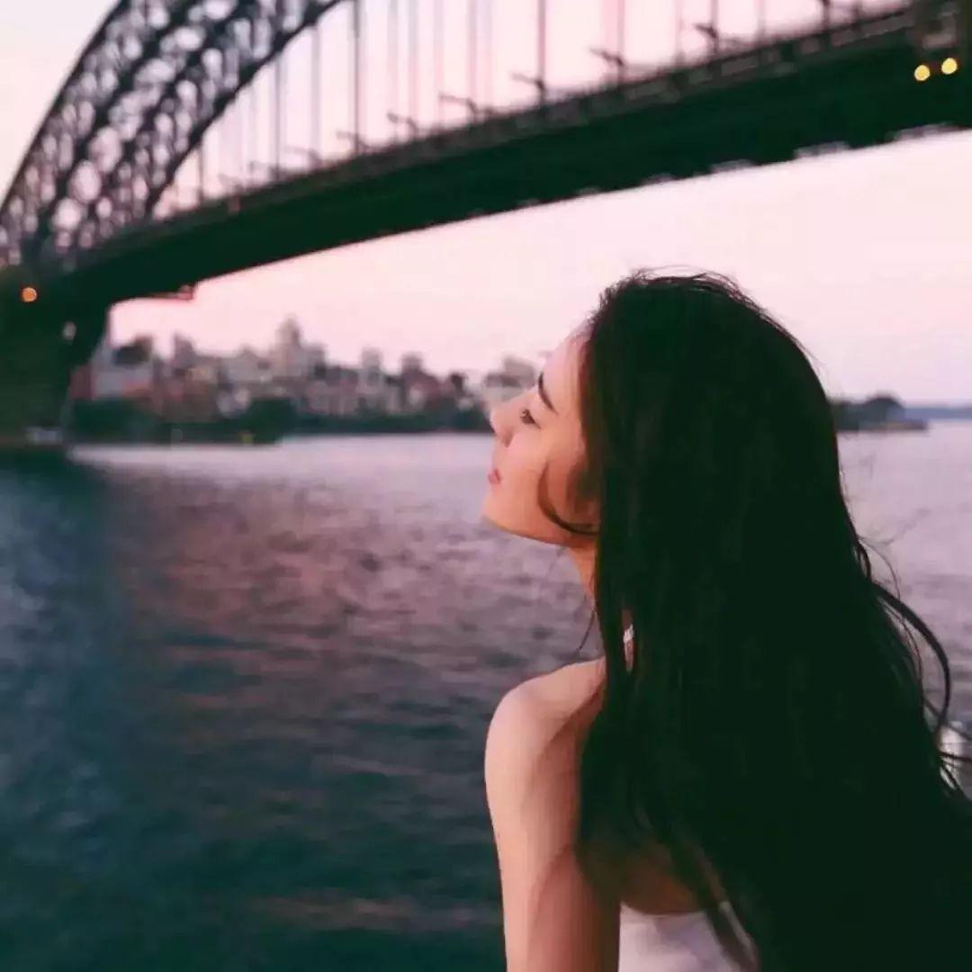 释怀从不是刻意放下，
而是在行走中慢慢看淡。

困在方寸之地，
总觉万事缠身；