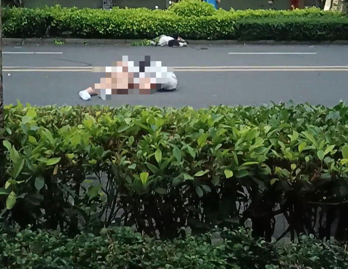 【清晨玉林电车骑机动车道碰撞女子倒睡地】5月6日清晨，网友爆料称：玉林市城区女子