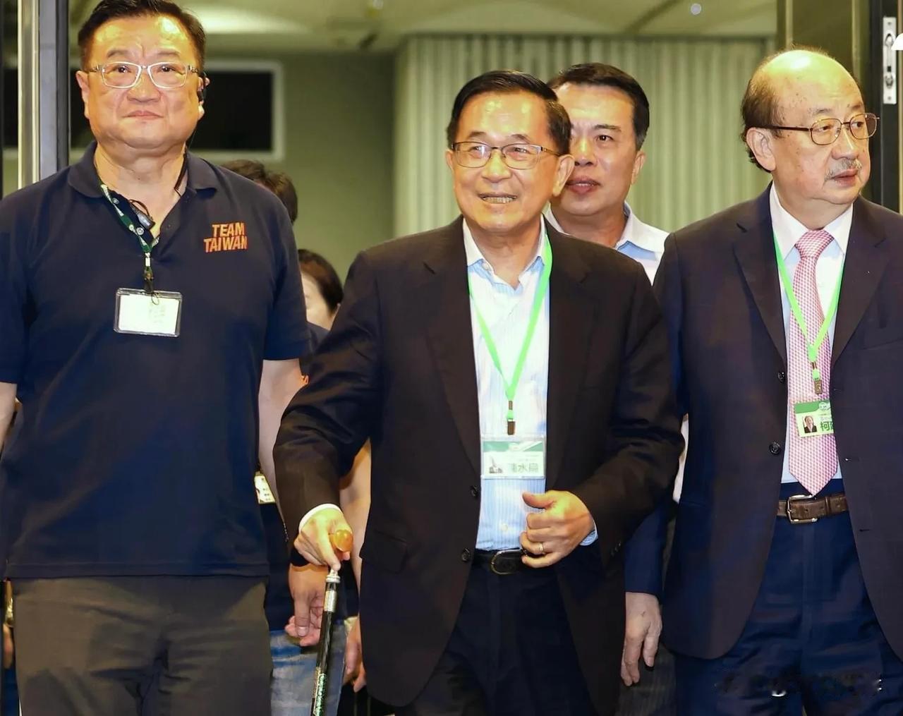 赖清德掌管下的民进党真是没有节操。目前还保外就医的犯人陈水扁居然可以出席该党的全
