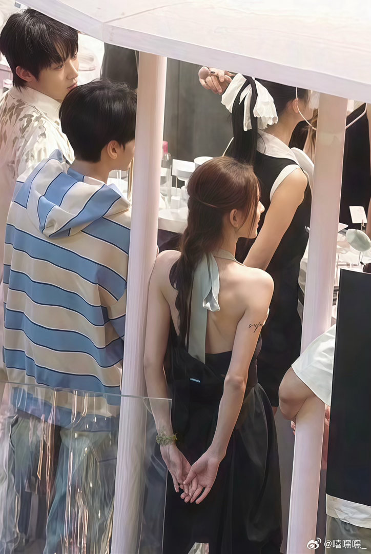 无予伦毕  💛无予伦毕 暧昧站姿