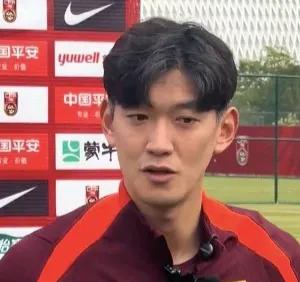 国脚颜骏凌透露了国足主帅邵佳一的优点。
在结束训练后，球队老将颜骏凌接受了记者的