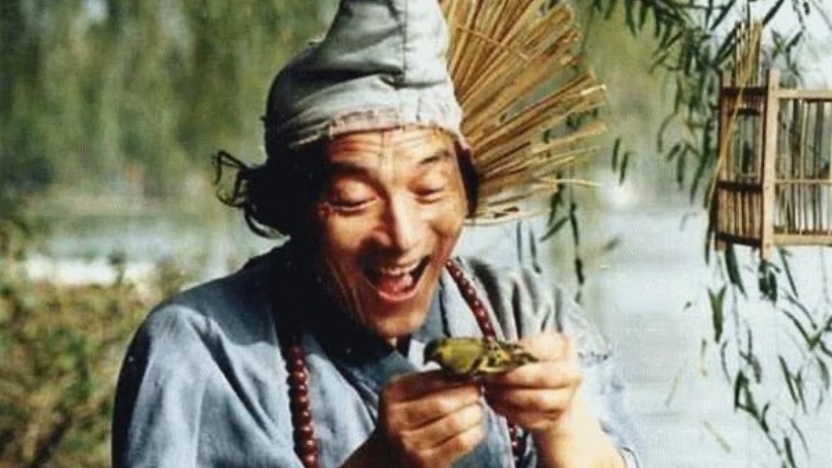 他演了一辈子戏，大半辈子都是话剧里不起眼的小角色，熬到52岁才靠济公被大家认识。