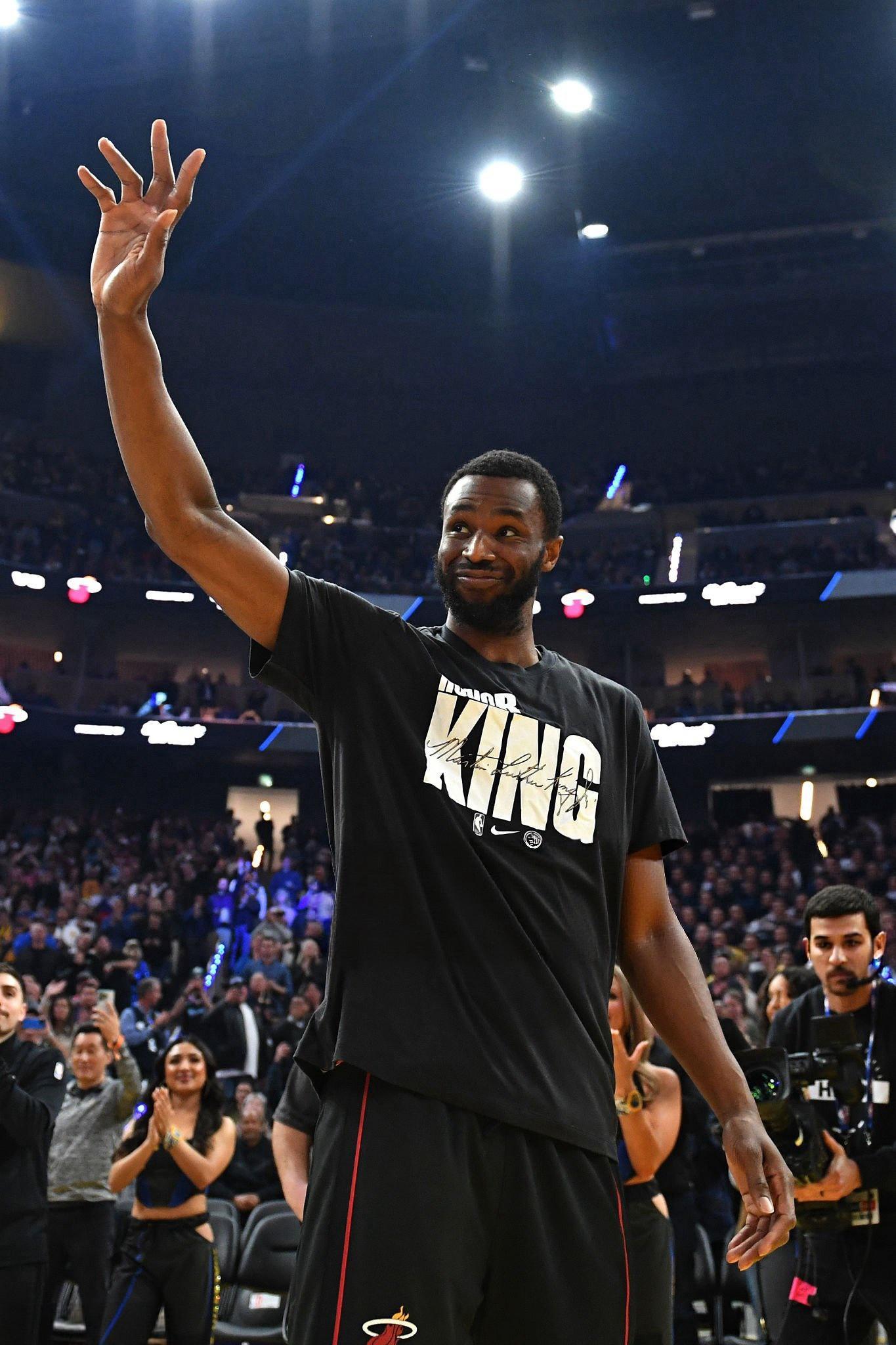 嘴哥带着他温暖的笑容回到了大通中心嘴嫂也在现场观看嘴哥的比赛热火vs勇士库里本赛