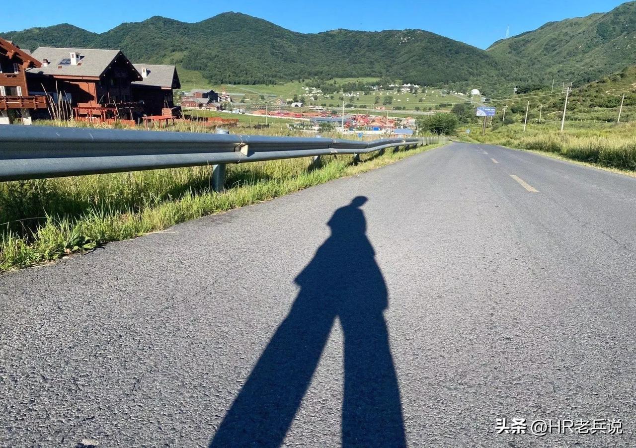 现在的求职者都这么不讲究吗？一个00后提前两周多接了offer，说自己肯定能按时