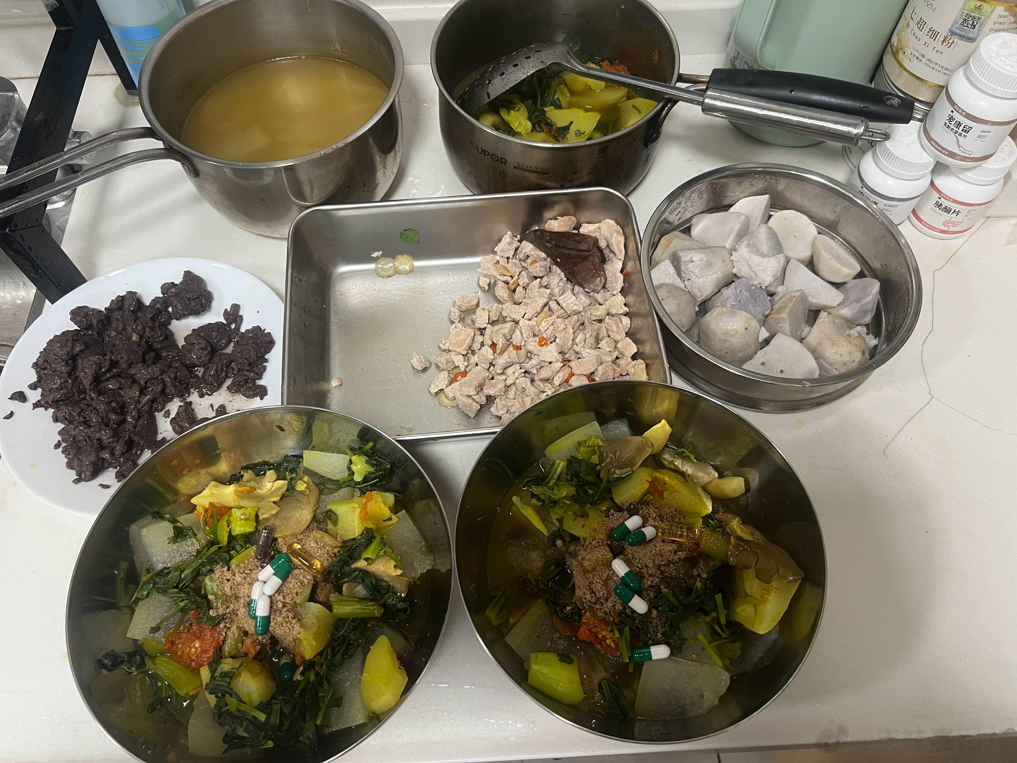 一顿饭操作一个小时以上，一锅肉，一锅菜，一锅蔬菜汤，还得蒸个碳水。王的泪腺还是很