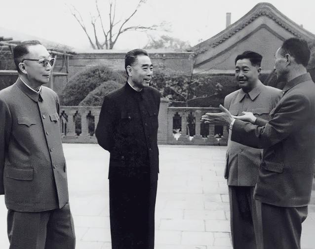开国上将张爱萍脾气大，人所共知，可是在三个人面前，他却始终毕恭毕敬，非常尊敬
张