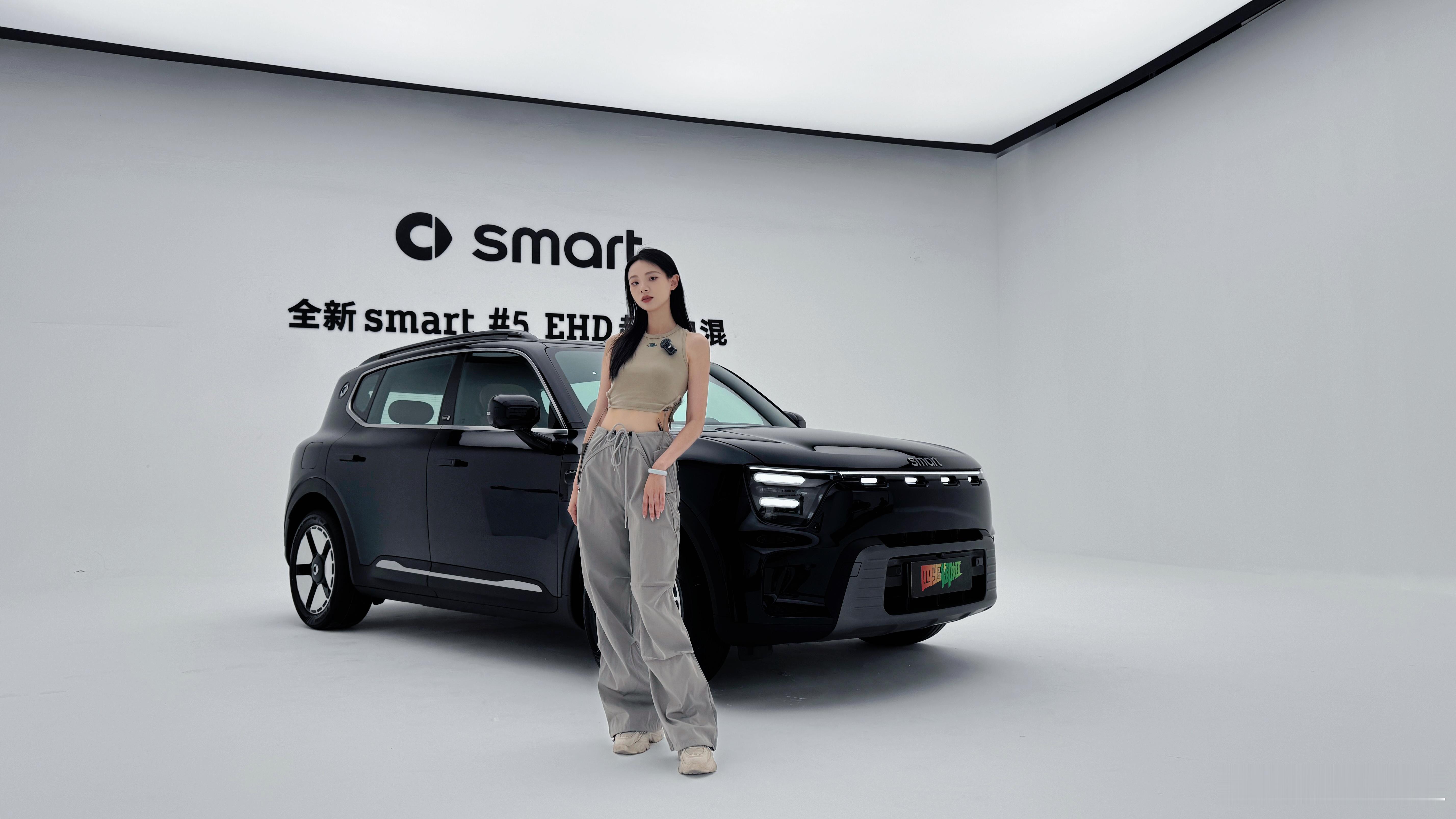 smart精灵5号EHD来咯！这次拍的是新车色星漩蓝，实车真的很显大，幻视GLC