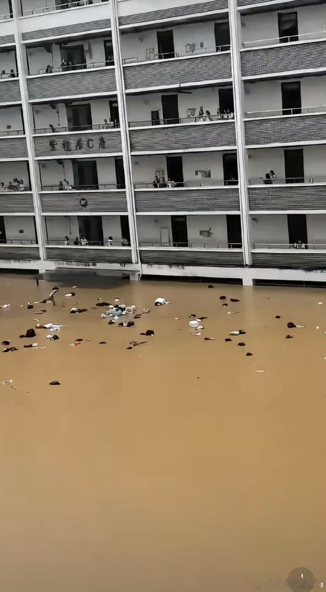 广西一学院大量师生被困暴雨洪水倒灌校园停水断电，多支救援力量连夜转运师生受台风“
