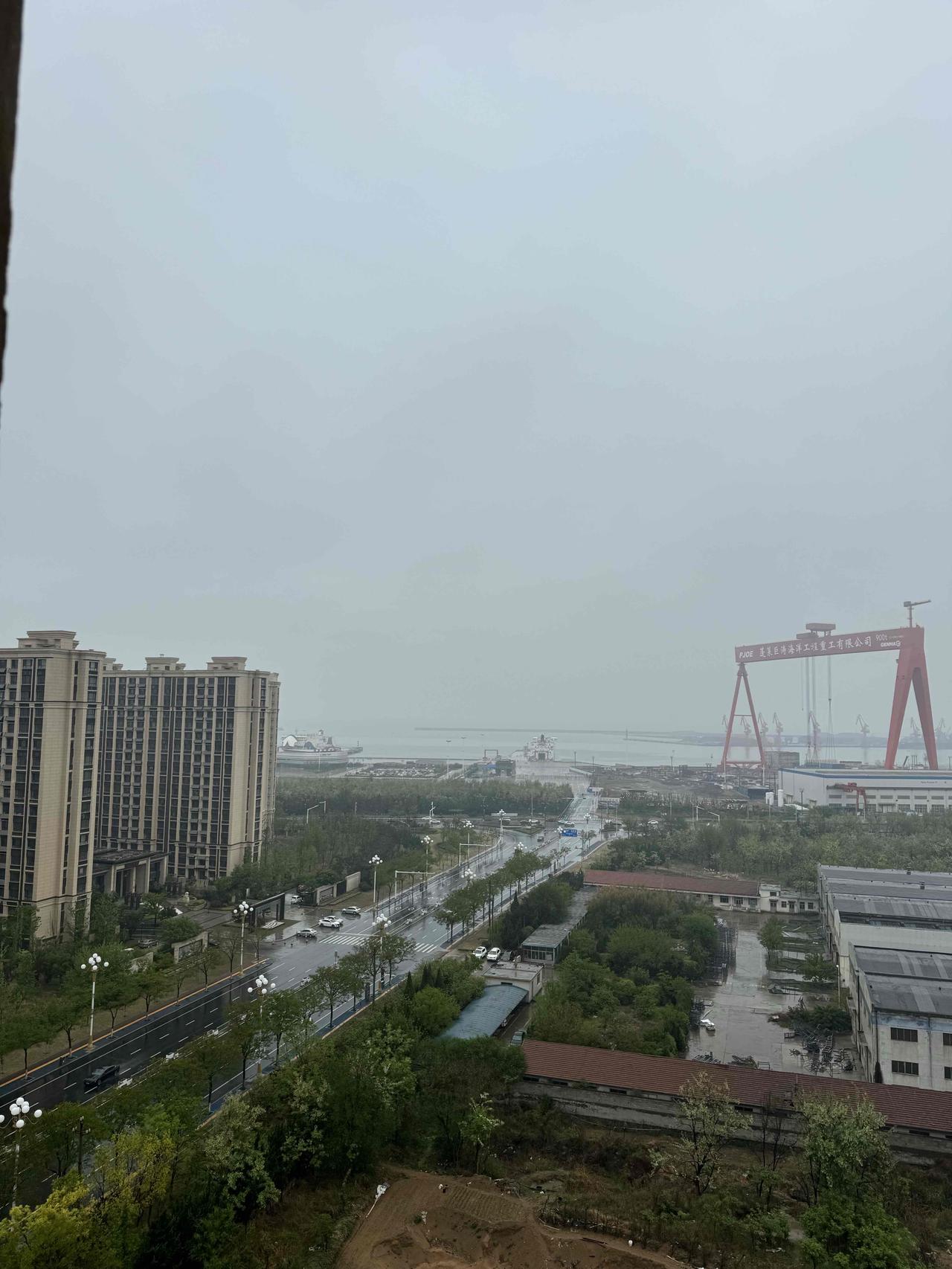 我们住的房子离海边三四百米，昨天傍晚大风降温，三层衣服穿起来也冻的无处躲。屋里气