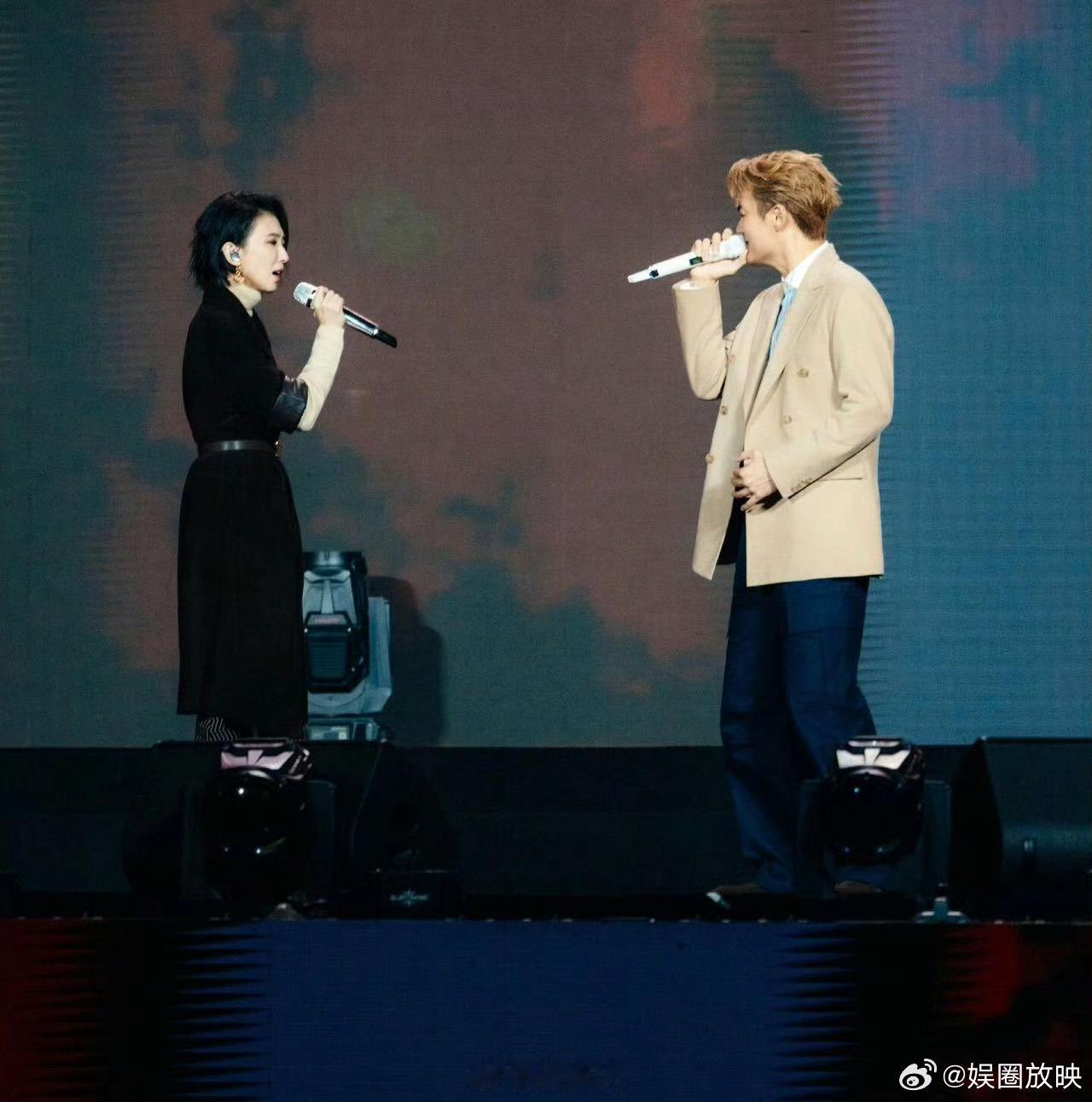 吴克群被戴佩妮锁喉戴佩妮演唱会现场“锁喉”吴克群，这波操作是“老友记”动作片特别