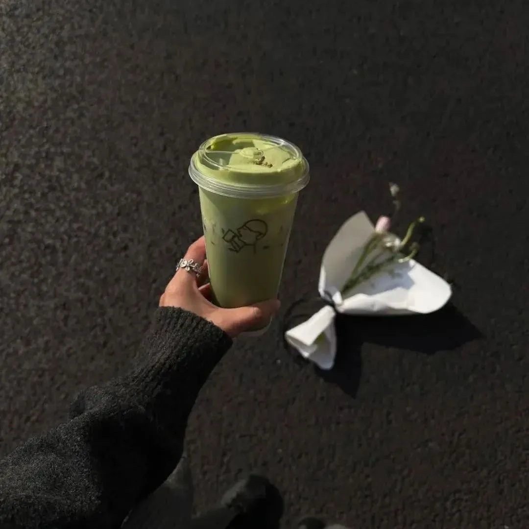万家灯火的背后都是锅碗瓢盆的声音，我听过， 所以一盏也不必留给我，我不羡慕。 ​