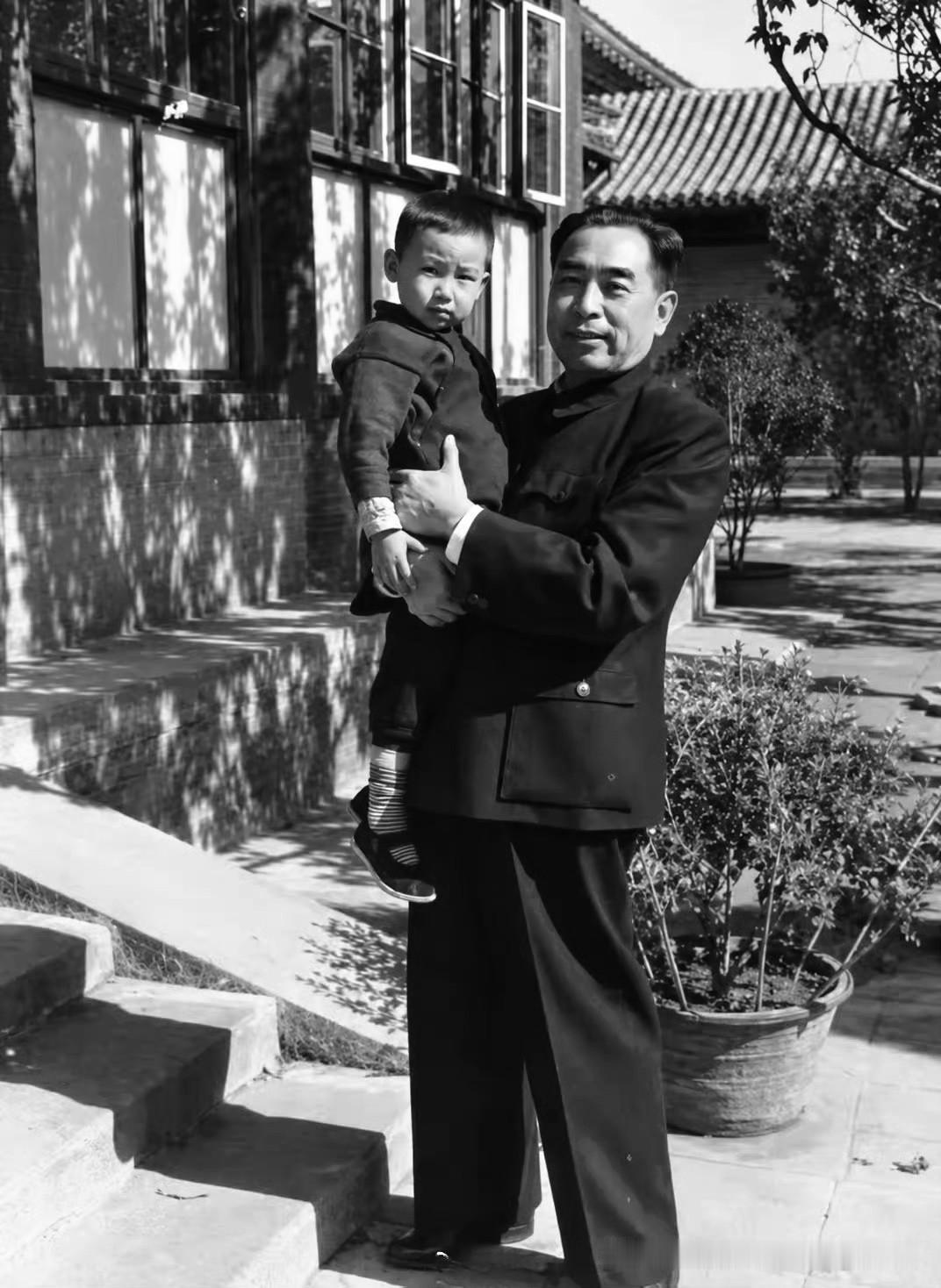 1956年，西花厅，周总理抱着6岁的侄儿周秉和