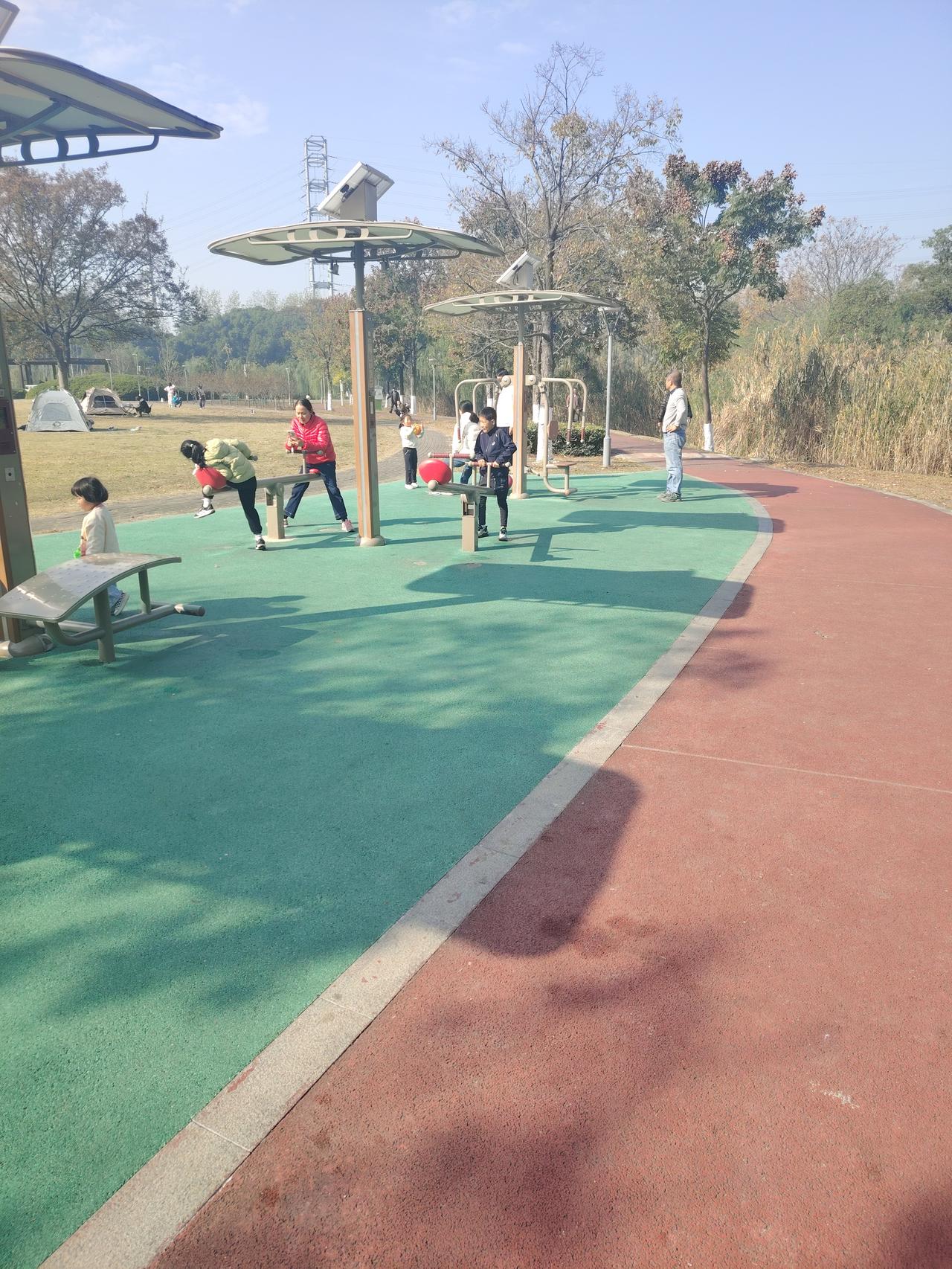 “一老一小”牵动人心，社区嵌入式托养养老设施真的解渴吗？这个问题，似乎在当下的社