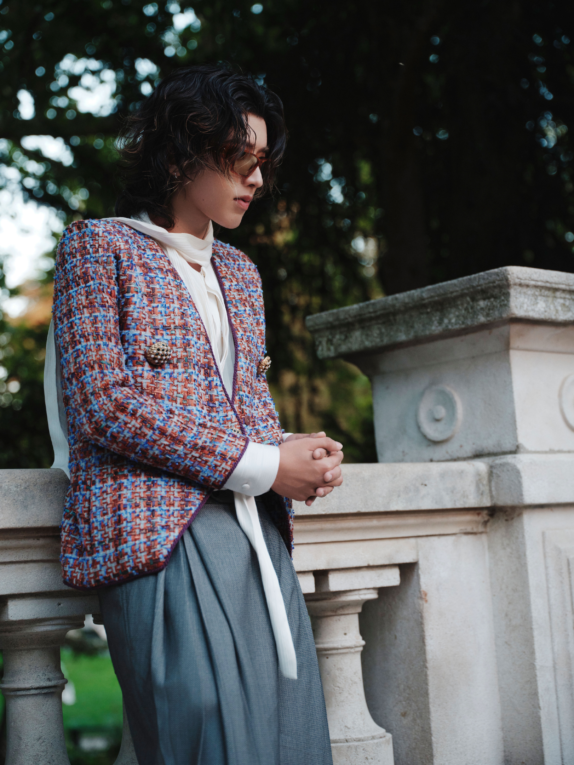 蔡徐坤 in VALENTINO💞贵族公子！矜贵时髦！蔡徐坤华伦天奴大秀半扎发