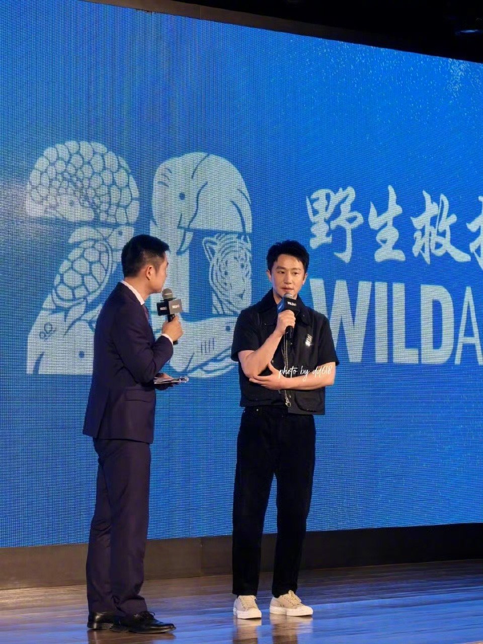 黄轩 情商 看这段对话真的能感受到黄轩的高情商，没有丝毫架子，谦逊又真诚的回应，