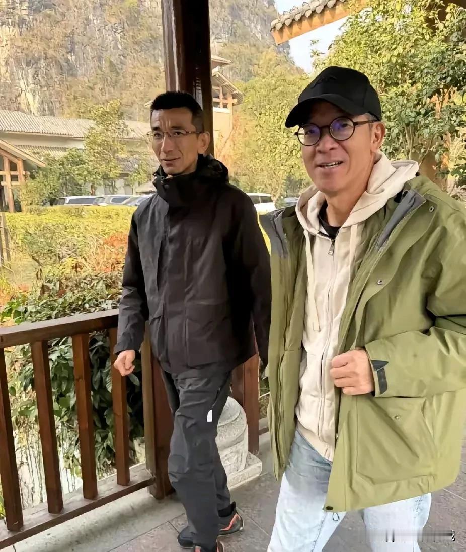 俞敏洪和东方小孙长得很像兄弟啊！怪不得小孙一直是老俞身边的红人！[捂脸]