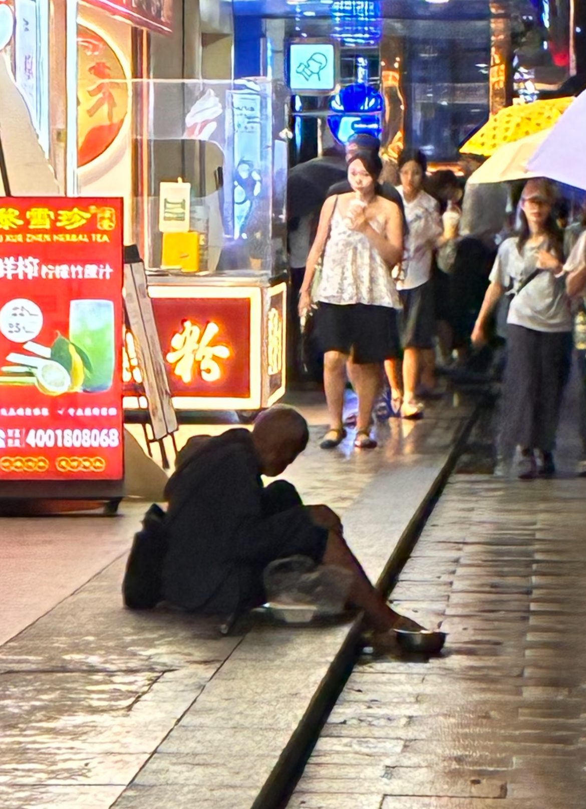买了两盒生煎的我准备开车回家看到了这位眼睛疑似白内障或者其他视力问题的老爷爷坐在