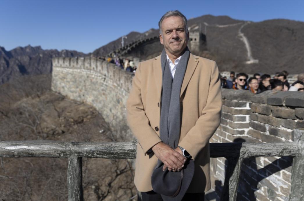 2月2日乌拉圭总统奥尔西访华第二天，没有去人民大会堂做客也没有急着谈合作签协议，