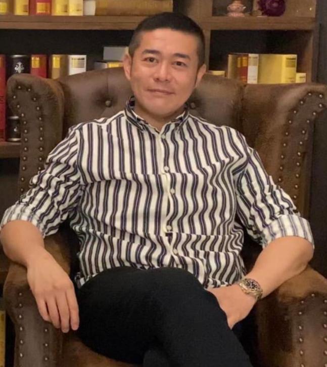 关之琳弟弟状态紧致、身形挺拔，被多篇报道形容为"男版关之琳"或"儒雅大叔风"。据