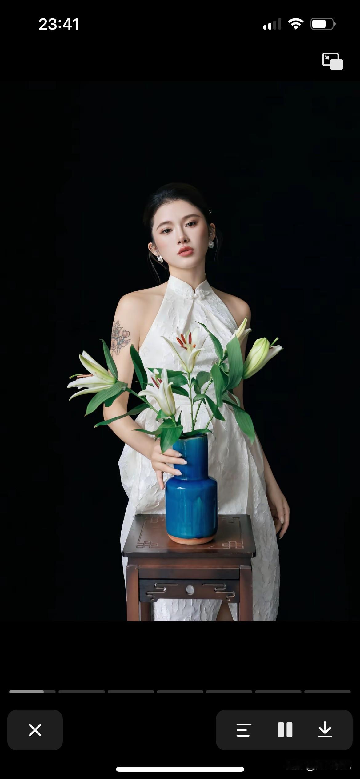 吴燕妮老师的颜值已经超越很多明星，外貌已经不输任何大牌女明星，德艺双馨的她可以说
