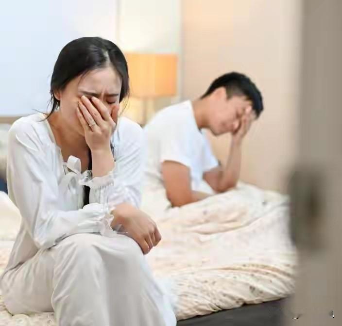 离婚两年前夫再婚生子，她陷入彻底自我内耗
 
这件事是我表姐家真实发生的经历，外