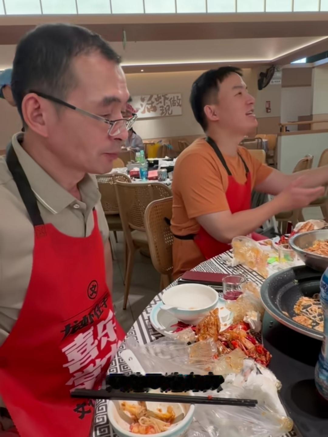 阖家温情满溢！一场小游戏看清谢家最温柔的亲情
 
谢岳带着四个孩子外出聚餐，难得
