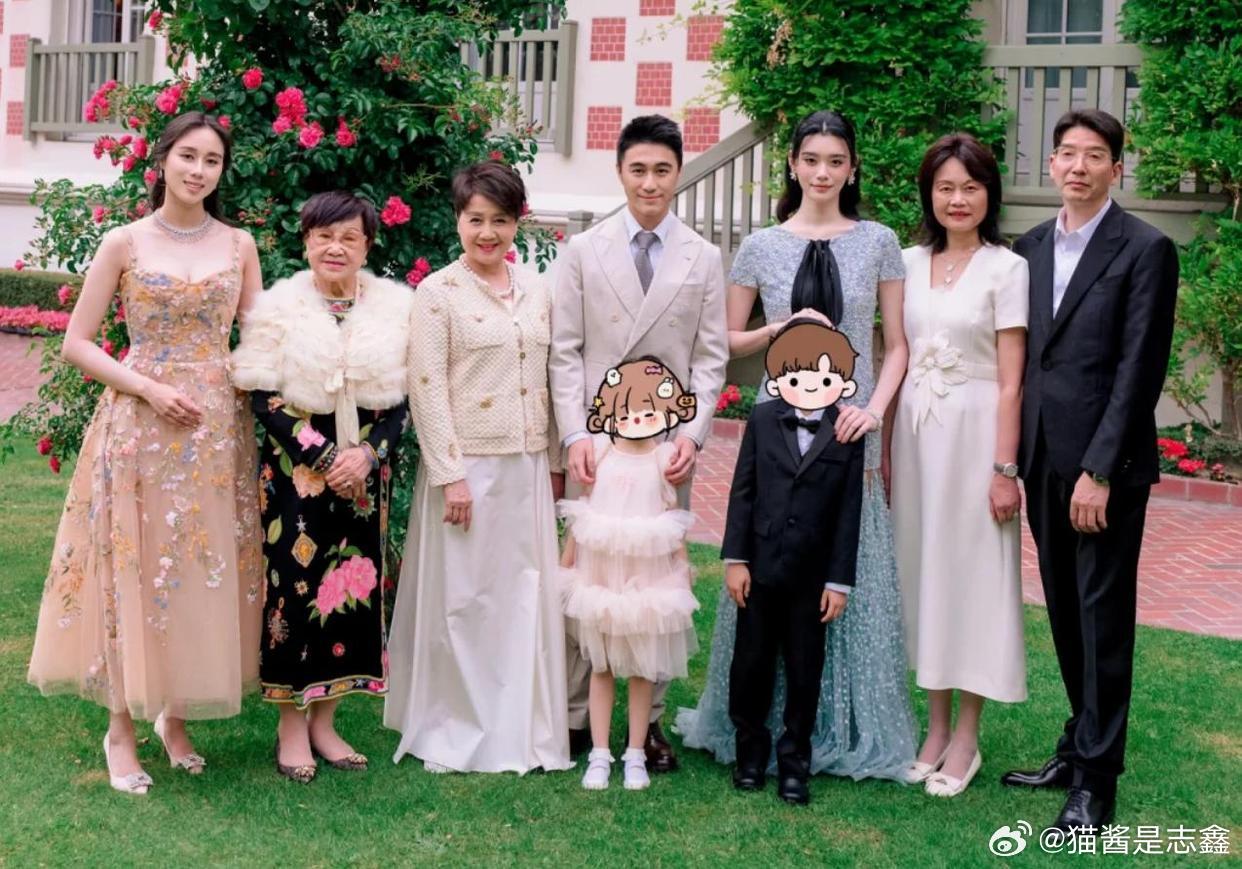 何猷君奚梦瑶夫妇的全家福合影照片，出镜的人有何猷君的外婆、妈妈梁安琪、妹妹何超欣