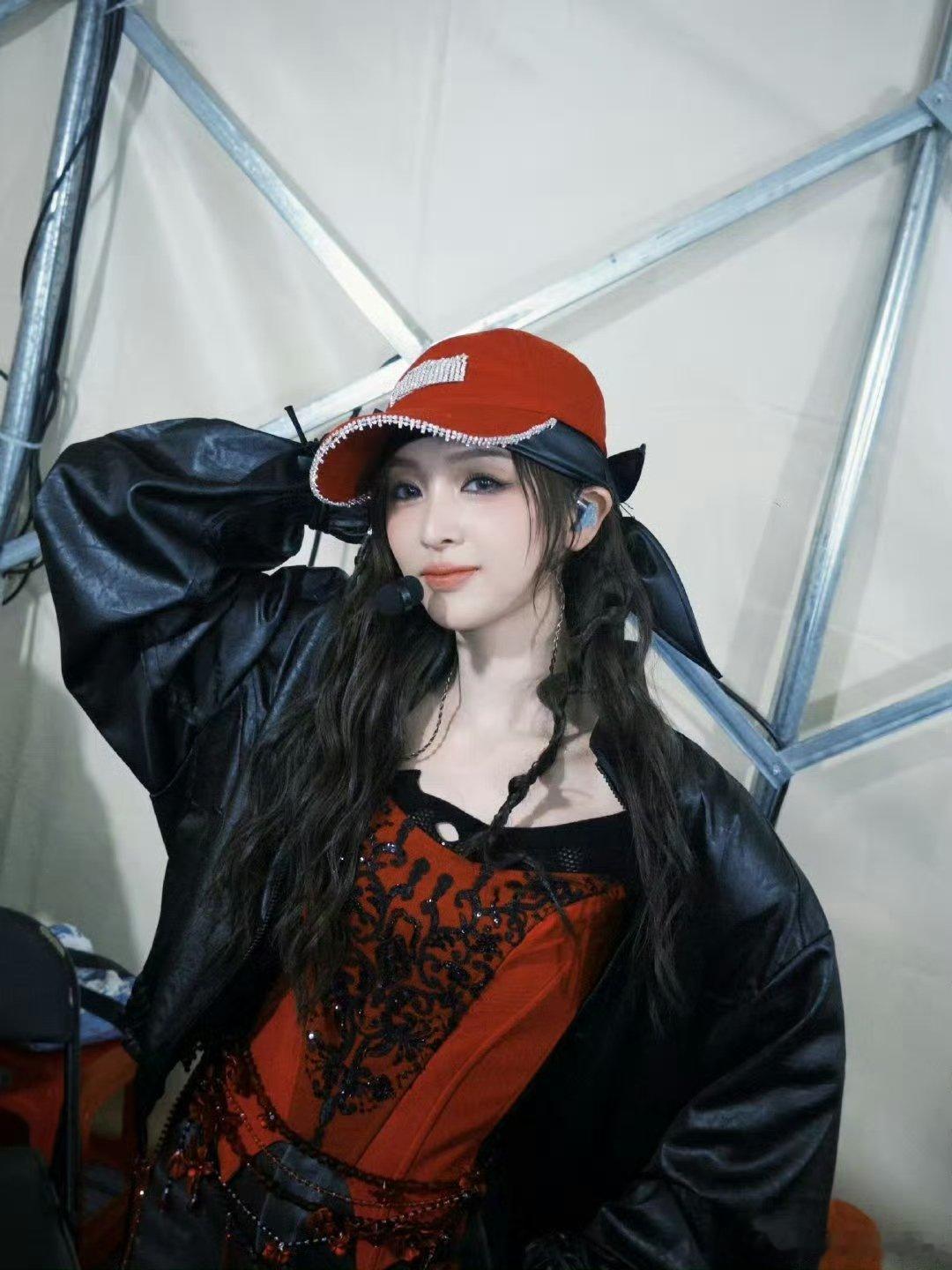 吴宣仪看到千万直拍女王标签的反应  乘风2025扫楼家人们，吴宣仪的野心我get
