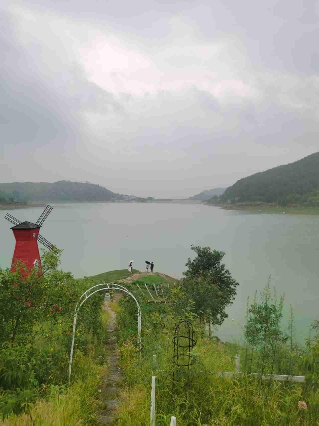 我的今日状态：😁轻松愉快
我这里的天气：🌧下雨

雨天漫游，凉爽的天气，水库