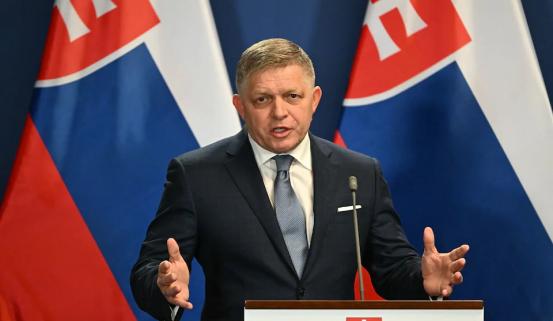 堂堂一国最高行政长官出国办事，竟然硬生生被逼得没专机可坐，只能自己握着方向盘跨越