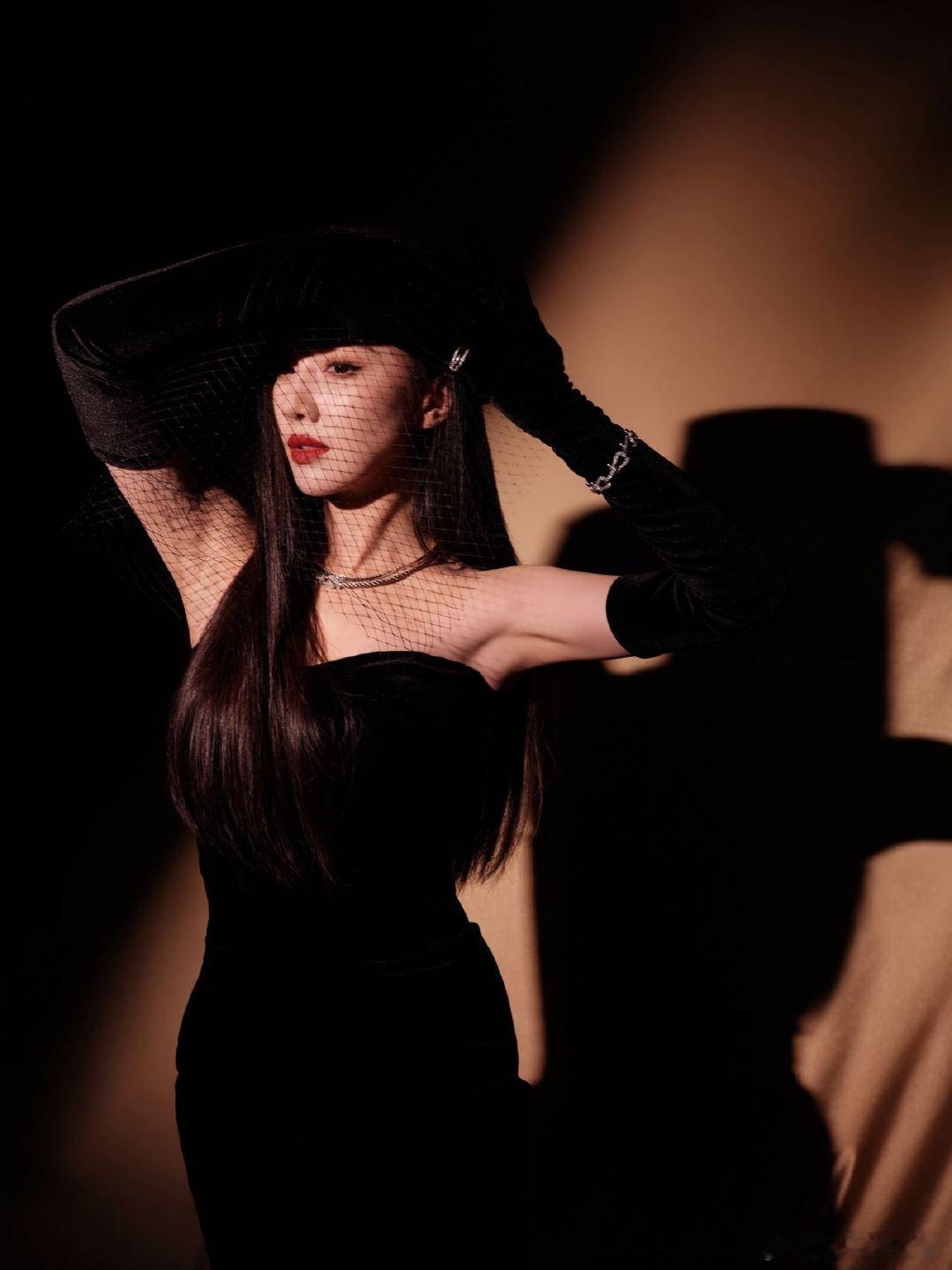 王鹤润英气女伯爵 王鹤润这造型直接封神！黑丝绒长裙利落又贵气，眉峰轻扬，清冷英气