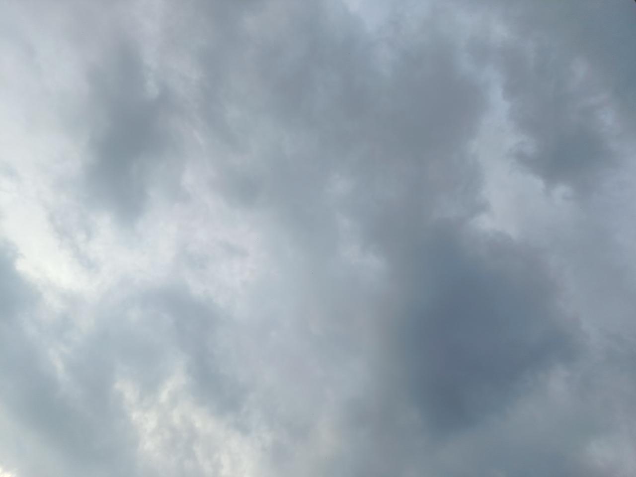 早上手机的闹钟响了按掉闹钟之后翻个身继续睡，迷迷糊糊中，自己骑着一辆黑色的二轮电