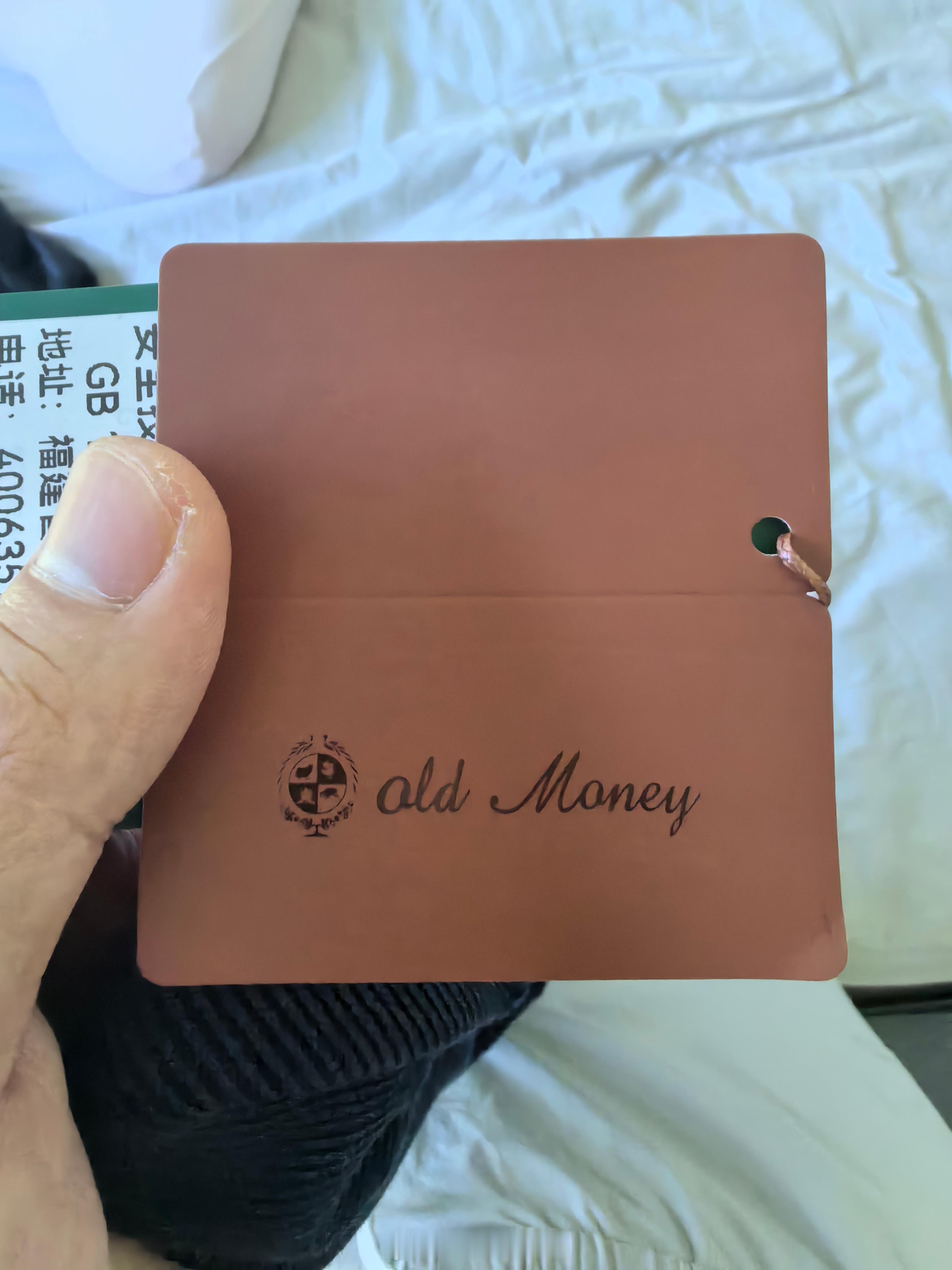 早啊，我买了件衬衫，然后呢～～～～山寨的有点是不是太直白了，憋不住了我[二哈][