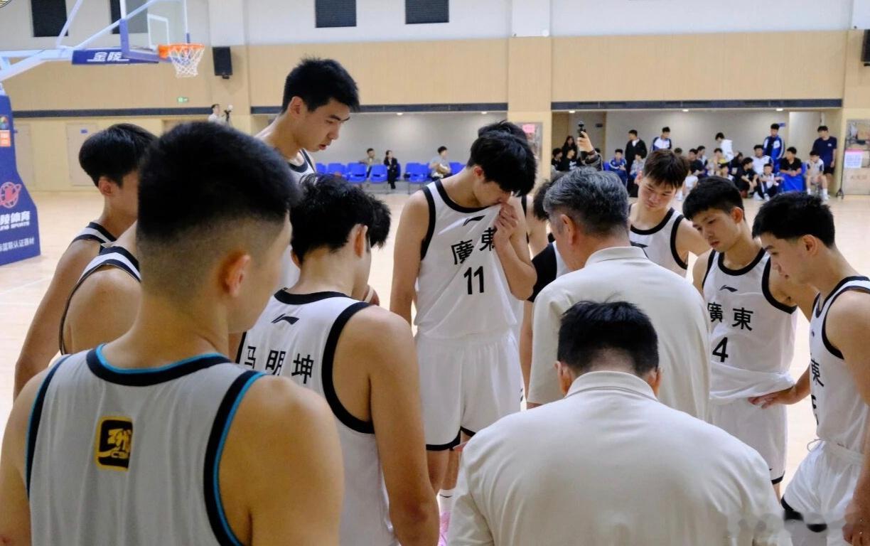 广东全运U22男篮近日来到了湖南长沙集训备战，还跟湖南师范大学校队打了一场友谊赛