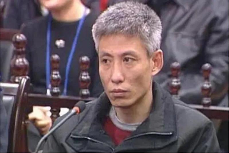 2003年的沈阳殡仪馆，黑老大刘涌被抬上执行车时，异常平静。他只提了两个要求：喝